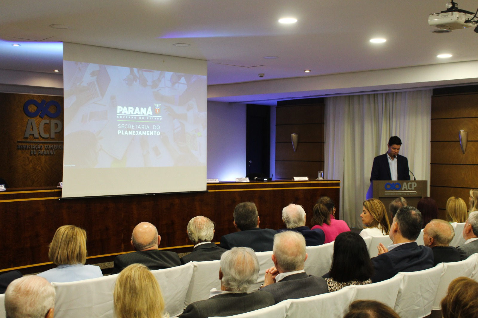 Reunião sobre o desenvolvimento do Paraná.