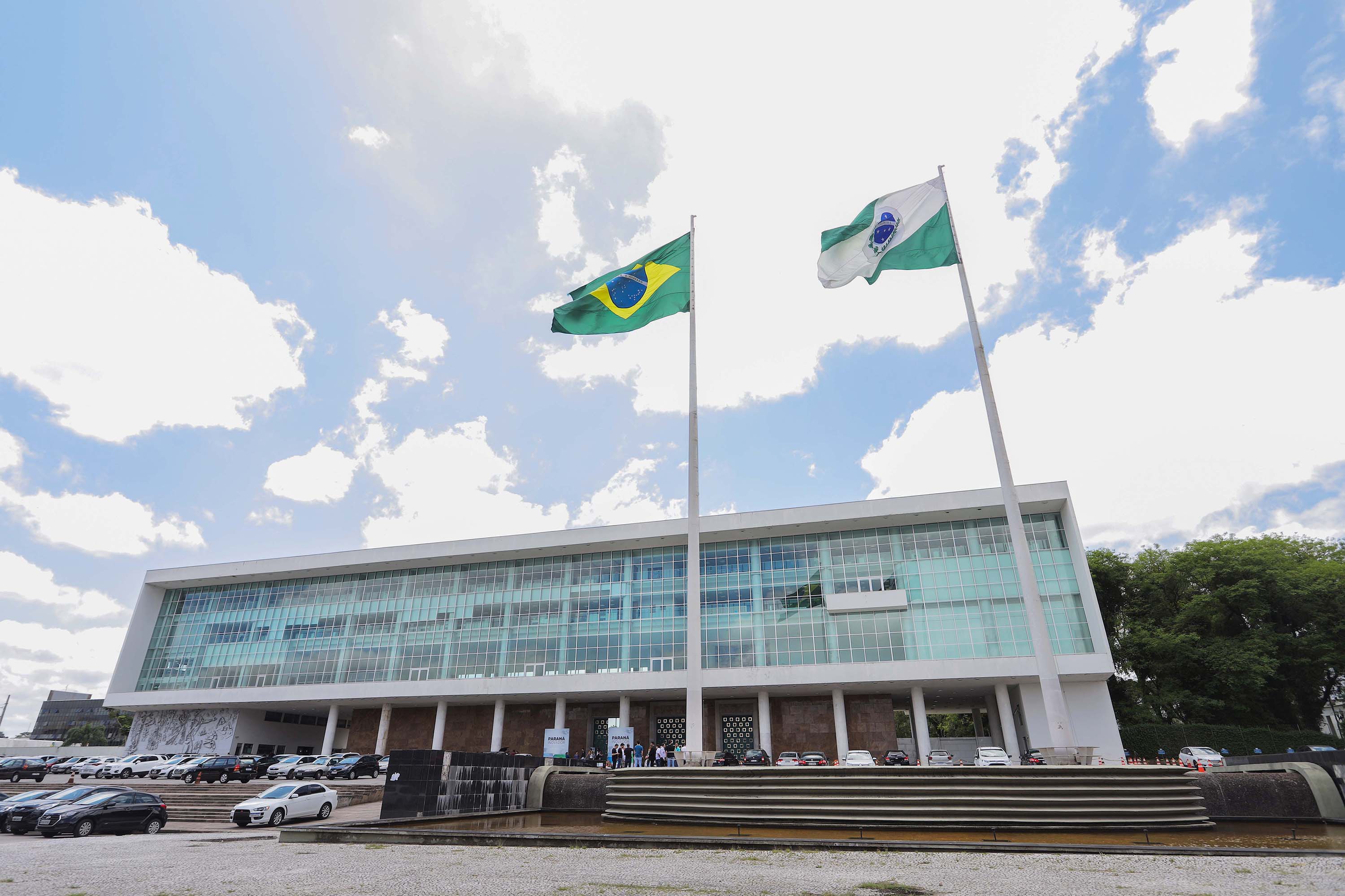 Planejamento tem novas diretrizes, frente do Palácio Iguaçu.