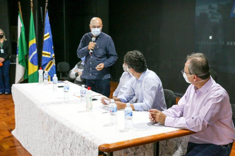 O Governo do Estado, por meio da Secretaria do Planejamento e Projetos Estruturantes, realizou nesta semana as primeiras oficinas do Programa Paraná Produtivo. O programa pretende identificar potenciais e carências das regiões e planejar um desenvolvimento produtivo integrado entre os municípios. O secretário do Planejamento, Valdemar Bernardo Jorge, fez a abertura dos dois eventos. - 30/04/2021