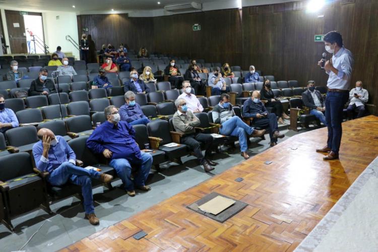 O Governo do Estado, por meio da Secretaria do Planejamento e Projetos Estruturantes, realizou nesta semana as primeiras oficinas do Programa Paraná Produtivo. O programa pretende identificar potenciais e carências das regiões e planejar um desenvolvimento produtivo integrado entre os municípios. O secretário do Planejamento, Valdemar Bernardo Jorge, fez a abertura dos dois eventos. - 30/04/2021