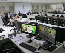 Servidores reunidos em uma sala