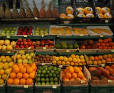 Alimentos em feira.