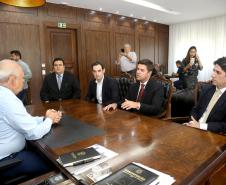 O chefe da Casa Civil, Guto Silva, e o líder do governo Hussein Bakri, se reuniram nesta  segunda-feira (11), com os deputados estaduais para apresentação e debate do projeto do Governo do Estado de reforma administrativa, que será encaminhado pelo Executivo à Assembleia Legislativa. A reunião acontecerá na Liderança do Governo na Alep. Curitiba,11/02/2019 Foto:Jaelson Lucas / ANPr