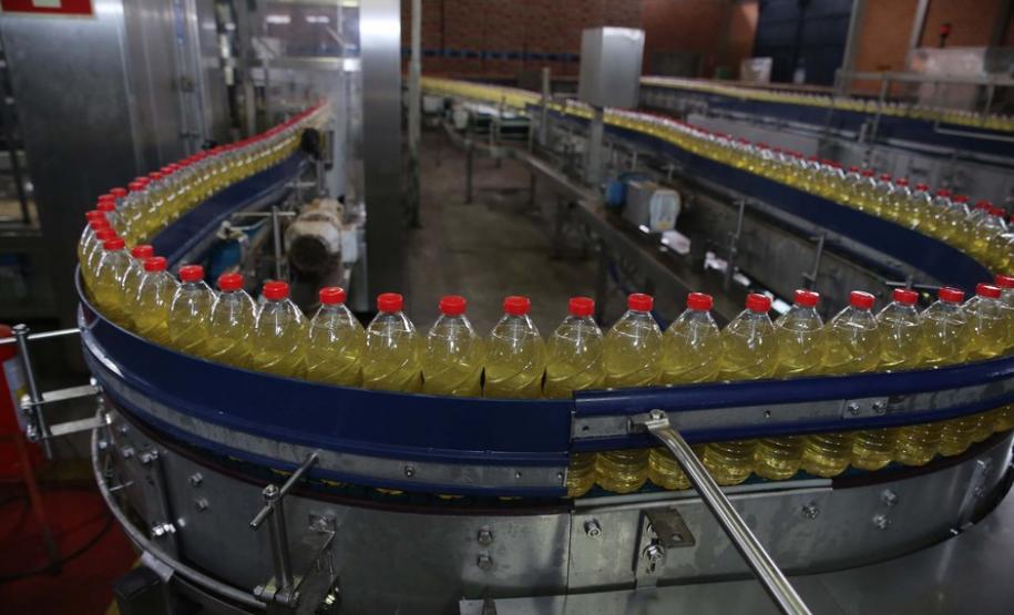 FEITO NO PARANA - Coamo cooperativa agro-industrial , a maior cooperativa da América Latina, com sede em Campo Mourão. Tem na linha alimentícia as marcas Primê, Sollus, Dualis e Anniela produz óleo de soja refinado, café torrado e moído, margarinas, farinha de trigo e gordura vegetal hidrogenada. 09/10/2020 - Foto: Geraldo Bubniak/AEN