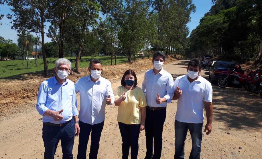 Entrega de pavimentação de estrada rural e de máquinas, caminhão e equipamentos para cooperativas de agricultura familiar, inauguração de cozinha comunitária. Estas foram algumas das ações dos secretários estaduais da Agricultura e do Abastecimento, Norberto Ortigara, e do Planejamento e Projetos Estruturantes, Valdemar Bernardo Jorge, na semana passada na região do Norte Pioneiro.