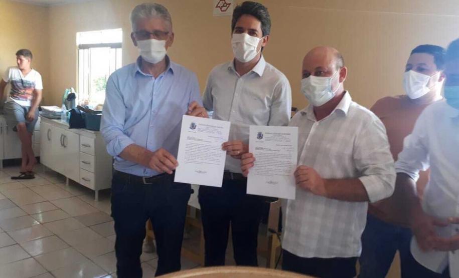 Entrega de pavimentação de estrada rural e de máquinas, caminhão e equipamentos para cooperativas de agricultura familiar, inauguração de cozinha comunitária. Estas foram algumas das ações dos secretários estaduais da Agricultura e do Abastecimento, Norberto Ortigara, e do Planejamento e Projetos Estruturantes, Valdemar Bernardo Jorge, na semana passada na região do Norte Pioneiro.