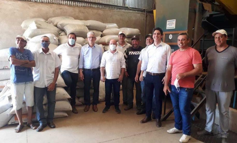 Entrega de pavimentação de estrada rural e de máquinas, caminhão e equipamentos para cooperativas de agricultura familiar, inauguração de cozinha comunitária. Estas foram algumas das ações dos secretários estaduais da Agricultura e do Abastecimento, Norberto Ortigara, e do Planejamento e Projetos Estruturantes, Valdemar Bernardo Jorge, na semana passada na região do Norte Pioneiro.