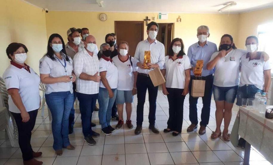 Entrega de pavimentação de estrada rural e de máquinas, caminhão e equipamentos para cooperativas de agricultura familiar, inauguração de cozinha comunitária. Estas foram algumas das ações dos secretários estaduais da Agricultura e do Abastecimento, Norberto Ortigara, e do Planejamento e Projetos Estruturantes, Valdemar Bernardo Jorge, na semana passada na região do Norte Pioneiro.