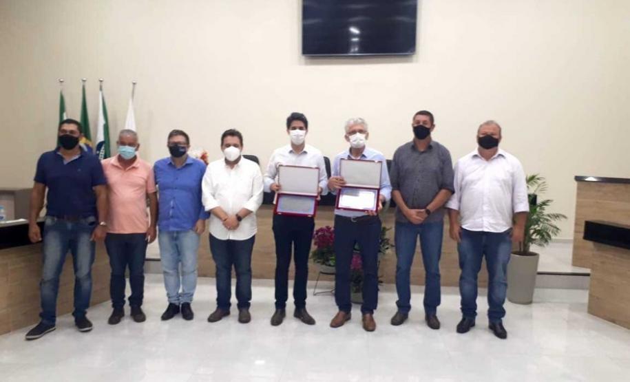 Entrega de pavimentação de estrada rural e de máquinas, caminhão e equipamentos para cooperativas de agricultura familiar, inauguração de cozinha comunitária. Estas foram algumas das ações dos secretários estaduais da Agricultura e do Abastecimento, Norberto Ortigara, e do Planejamento e Projetos Estruturantes, Valdemar Bernardo Jorge, na semana passada na região do Norte Pioneiro.