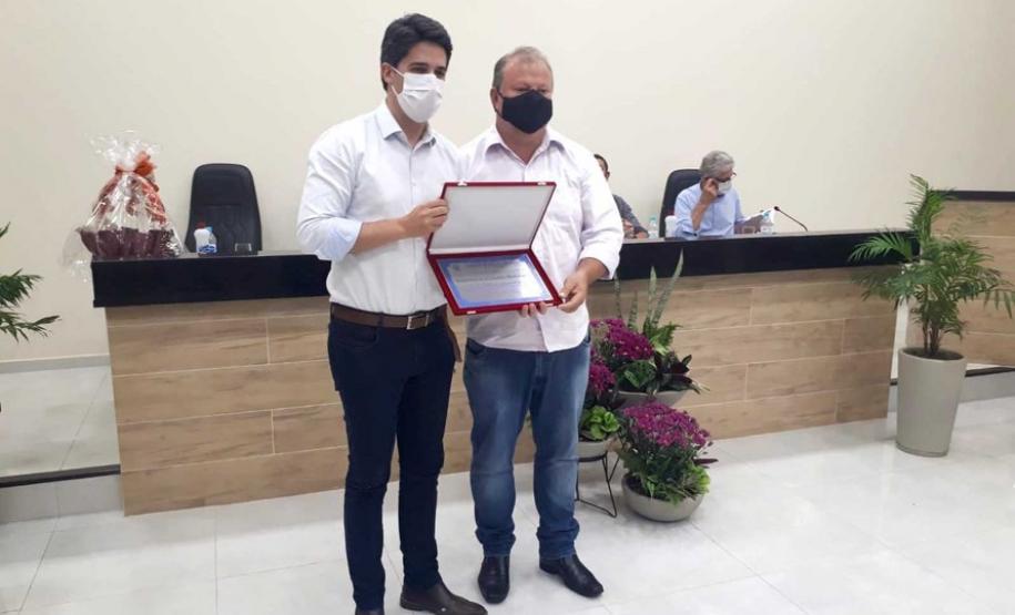 Entrega de pavimentação de estrada rural e de máquinas, caminhão e equipamentos para cooperativas de agricultura familiar, inauguração de cozinha comunitária. Estas foram algumas das ações dos secretários estaduais da Agricultura e do Abastecimento, Norberto Ortigara, e do Planejamento e Projetos Estruturantes, Valdemar Bernardo Jorge, na semana passada na região do Norte Pioneiro.