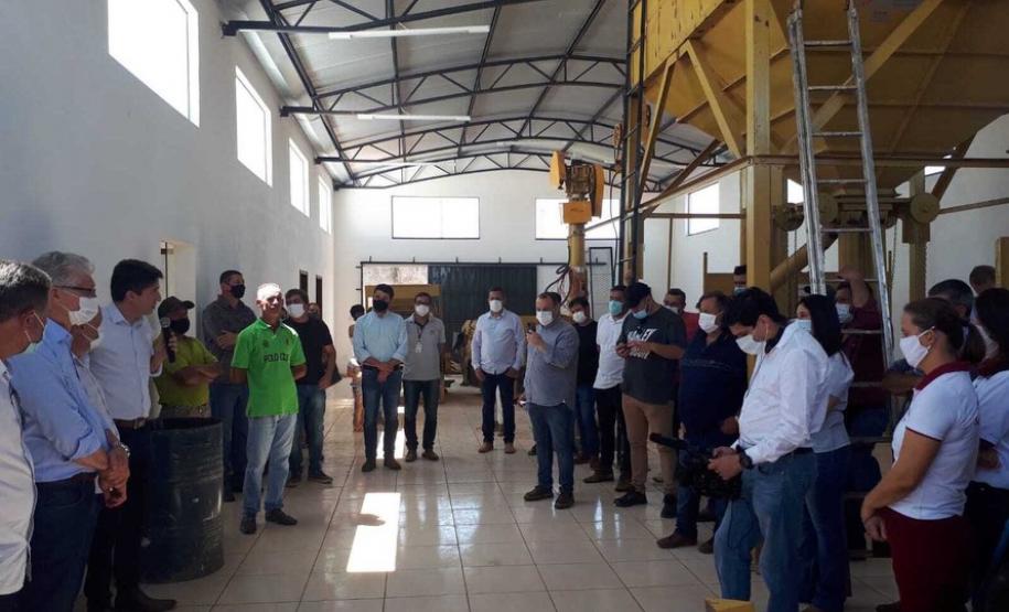 Entrega de pavimentação de estrada rural e de máquinas, caminhão e equipamentos para cooperativas de agricultura familiar, inauguração de cozinha comunitária. Estas foram algumas das ações dos secretários estaduais da Agricultura e do Abastecimento, Norberto Ortigara, e do Planejamento e Projetos Estruturantes, Valdemar Bernardo Jorge, na semana passada na região do Norte Pioneiro.