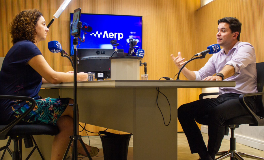 Rádio recebe Guto Silva para entrevista sobre Paraná.