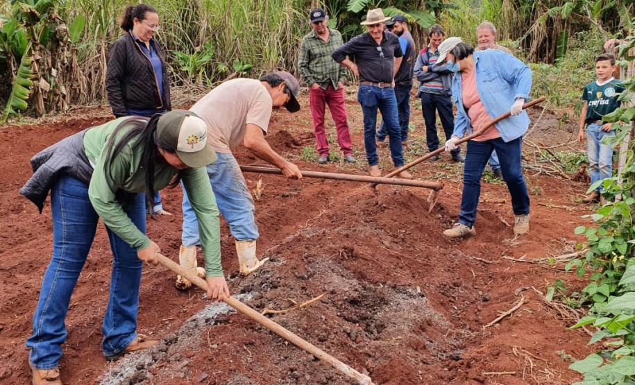Agricultores cultivam terra. Foto: IDR/PR