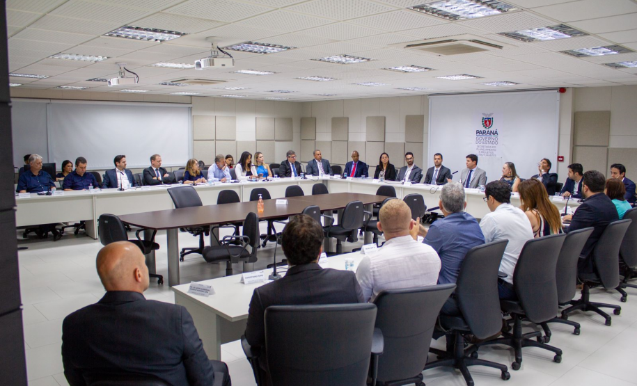 Reunião com pessoas sobre planejamento.