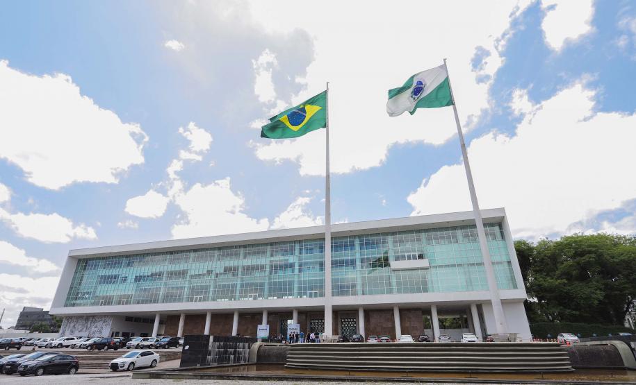 Planejamento tem novas diretrizes, frente do Palácio Iguaçu.