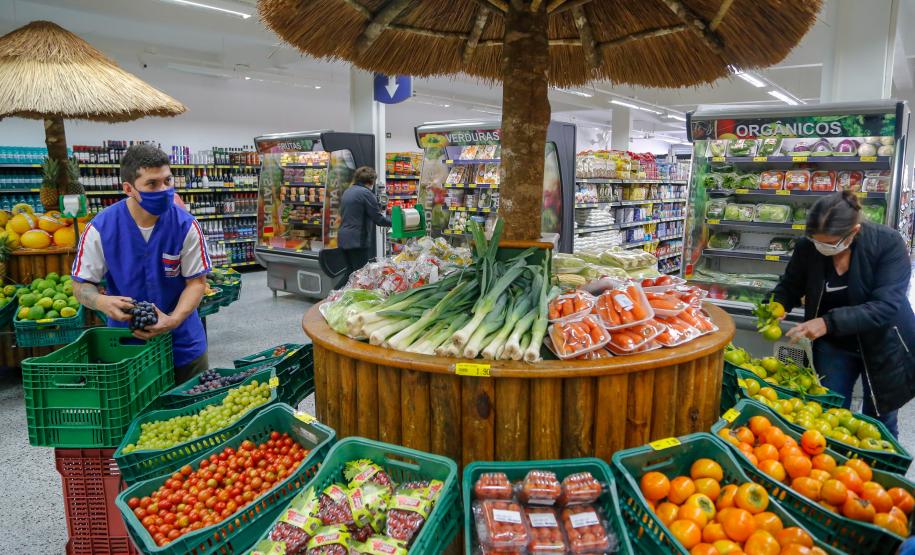 Alimentos em supermercado.