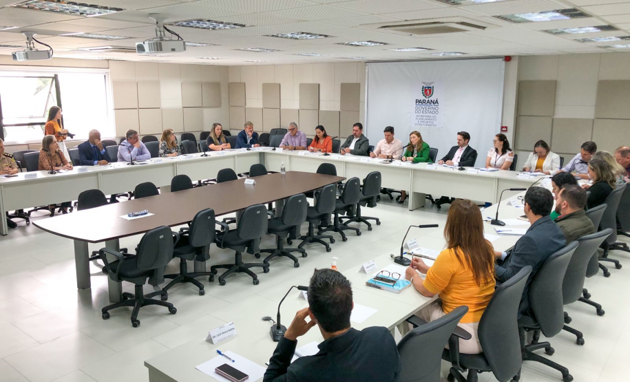 Reunião sobre politicas para mulheres.