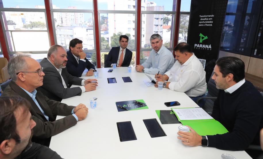 pavimentação de rodovia entre Rio Branco do Ivaí a Cândido de Abreu