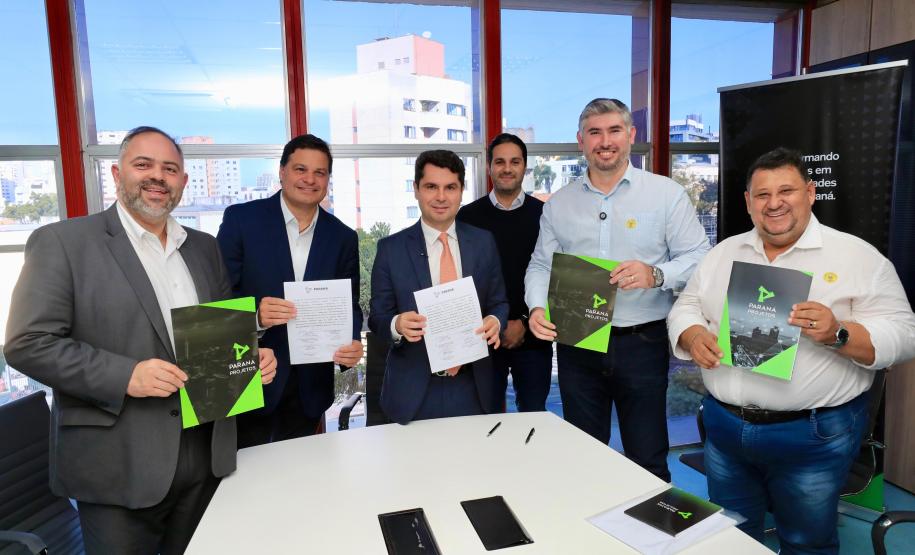 pavimentação de rodovia entre Rio Branco do Ivaí a Cândido de Abreu