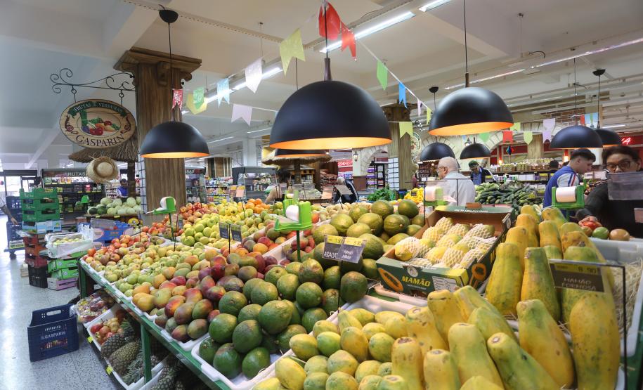 Preços de alimentos e bebidas caem pelo 3º mês consecutivo no Paraná, aponta Ipardes