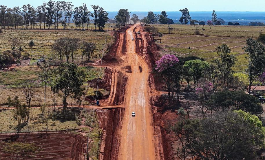 Pavimentação da estrada que liga Marilena ao Porto Maringá avança com terraplanagem