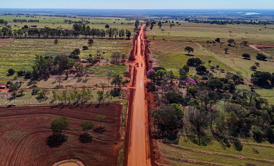 Pavimentação da estrada que liga Marilena ao Porto Maringá avança com terraplanagem