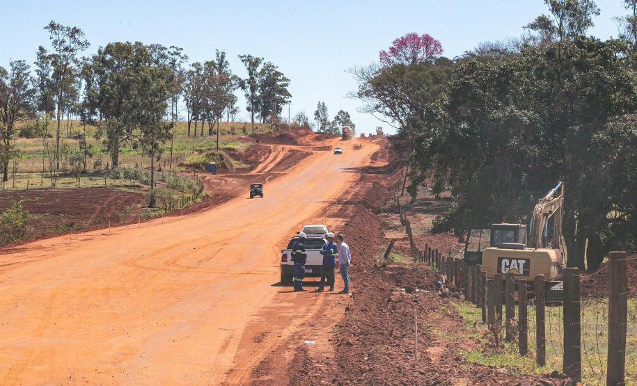 Pavimentação da estrada que liga Marilena ao Porto Maringá avança com terraplanagem