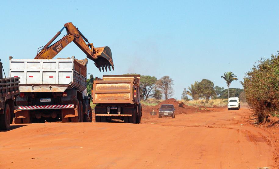 Pavimentação da estrada que liga Marilena ao Porto Maringá avança com terraplanagem
