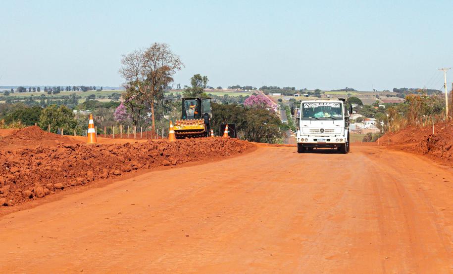 Pavimentação da estrada que liga Marilena ao Porto Maringá avança com terraplanagem