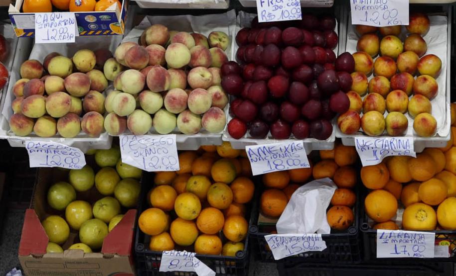 Sob a influência de frutas e leite, preços de alimentos voltam a cair em janeiro no Paraná