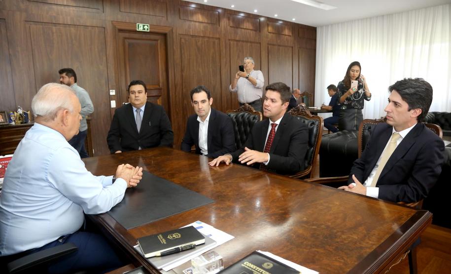 O chefe da Casa Civil, Guto Silva, e o líder do governo Hussein Bakri, se reuniram nesta  segunda-feira (11), com os deputados estaduais para apresentação e debate do projeto do Governo do Estado de reforma administrativa, que será encaminhado pelo Executivo à Assembleia Legislativa. A reunião acontecerá na Liderança do Governo na Alep. Curitiba,11/02/2019 Foto:Jaelson Lucas / ANPr