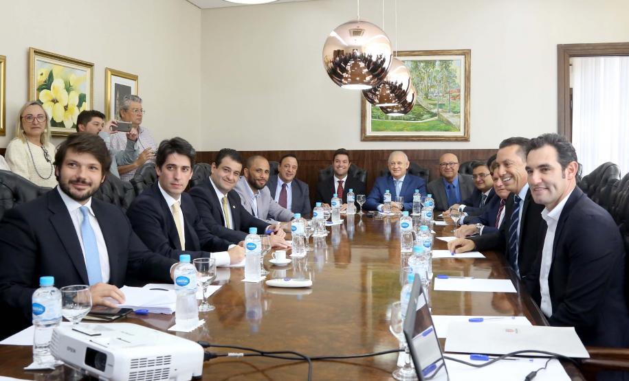 O chefe da Casa Civil, Guto Silva, e o líder do governo Hussein Bakri, se reuniram nesta  segunda-feira (11), com os deputados estaduais para apresentação e debate do projeto do Governo do Estado de reforma administrativa, que será encaminhado pelo Executivo à Assembleia Legislativa. A reunião acontecerá na Liderança do Governo na Alep. Curitiba,11/02/2019 Foto:Jaelson Lucas / ANPr
