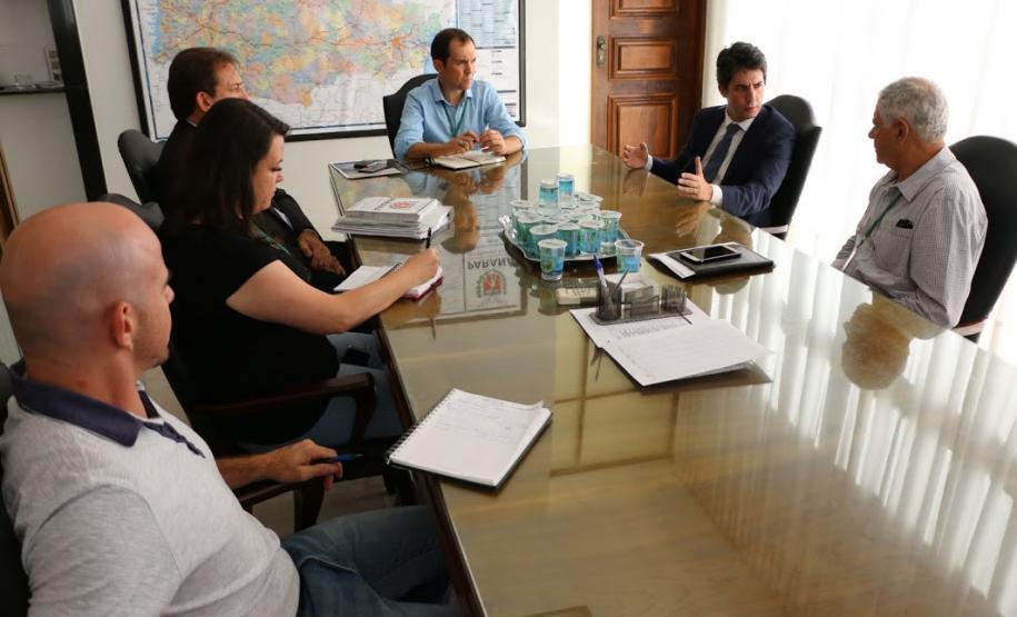 Obras estruturantes em rodovias e a ampliação das ferrovias do Estado, foi tema da reunião nesta segunda-feira (18), entre o secretário de Estado do Planejamento, Valdemar Bernardo Jorge, e o diretor do Departamento de Estradas de Rodagem do Paraná - DER, João Alfredo Zampieri. Os dois discutiram também, sobre o projeto de construção da ponte de Guaratuba e sobre o grupo de trabalho que tratará da área de infraestrutura nas Parcerias Público-Privada (PPPs) e concessões.